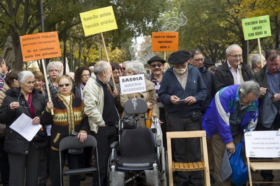 Colectivos sociales han creado simbólicamente un 'Parlamento Social' en Navarra. Foto: EFE