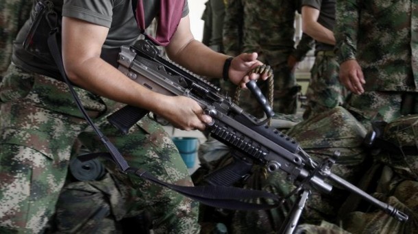 Soldados colombianos, antes de iniciar una operación. EFE