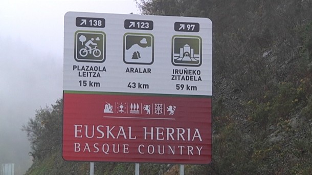 Señales con la marca 'Euskal Herria-Basque Country' en las carreteras de Gipuzkoa. Foto: EiTB