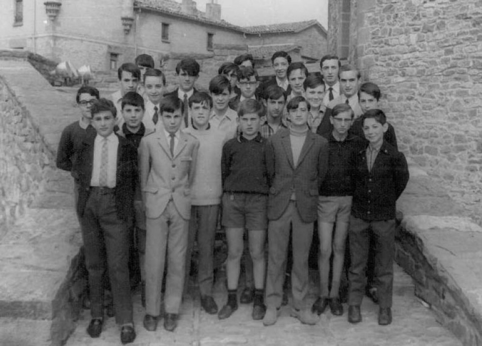 Xabierko ikastetxean, 1968 (Lehenengo ilaran, praka motzetan. Bere ezkerreko jertse zuriduna, Joxe Arenas)