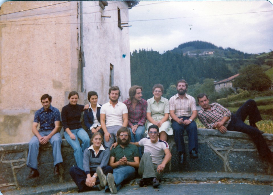 Urrestillako kuadrillarekin. Urrestilla, 1976 (Erdian, bizarrarekin)