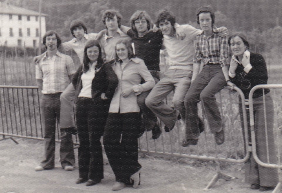 Ramonen kuadrilla, herriko festak antolatzen. Urrestilla, 1974 (Ramon betaurrekoduna da. Ezkerretara Pako anaia du, eta aurrean, jaka beltzarekin, Rosa emaztea)