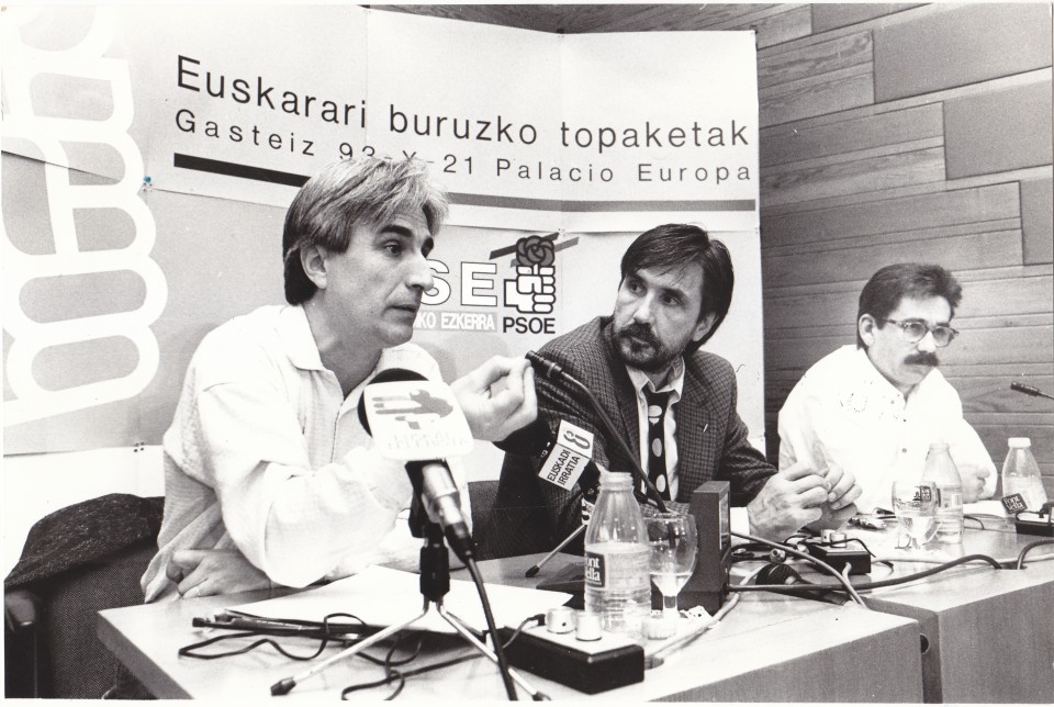 Euskararen Konferentzia, PSEk antolatuta. Gasteiz, 1993  (Ibon Sarasola, Ramon Saizarbitoria eta Ramon Etxezarreta