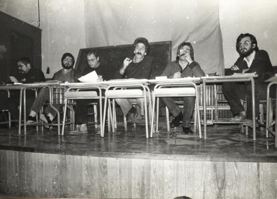 Euskararen Legearen inguruko debate publikoa. Tolosa, 1982 (eskuinetik hasita: Kike Amonarriz, Ramon Etxezarreta, Antton Elosegi, Inazio Agirre, Jesus Egiguren eta Joseba Barriola) 