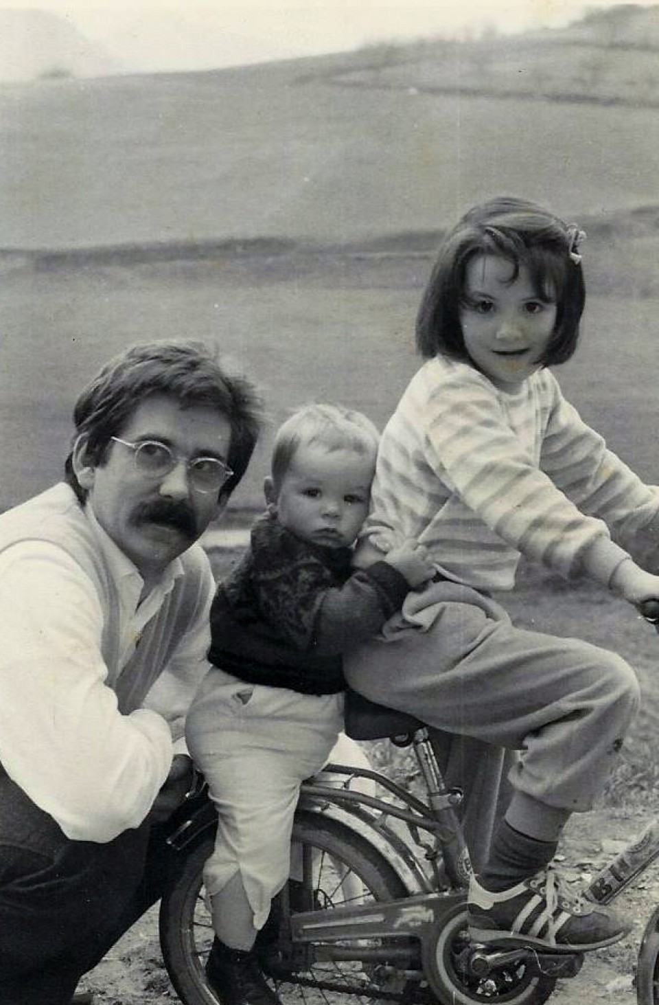 Ramon, Martzel semea eta Ainhize iloba, Zuola baserrian. Urrestilla, 1985