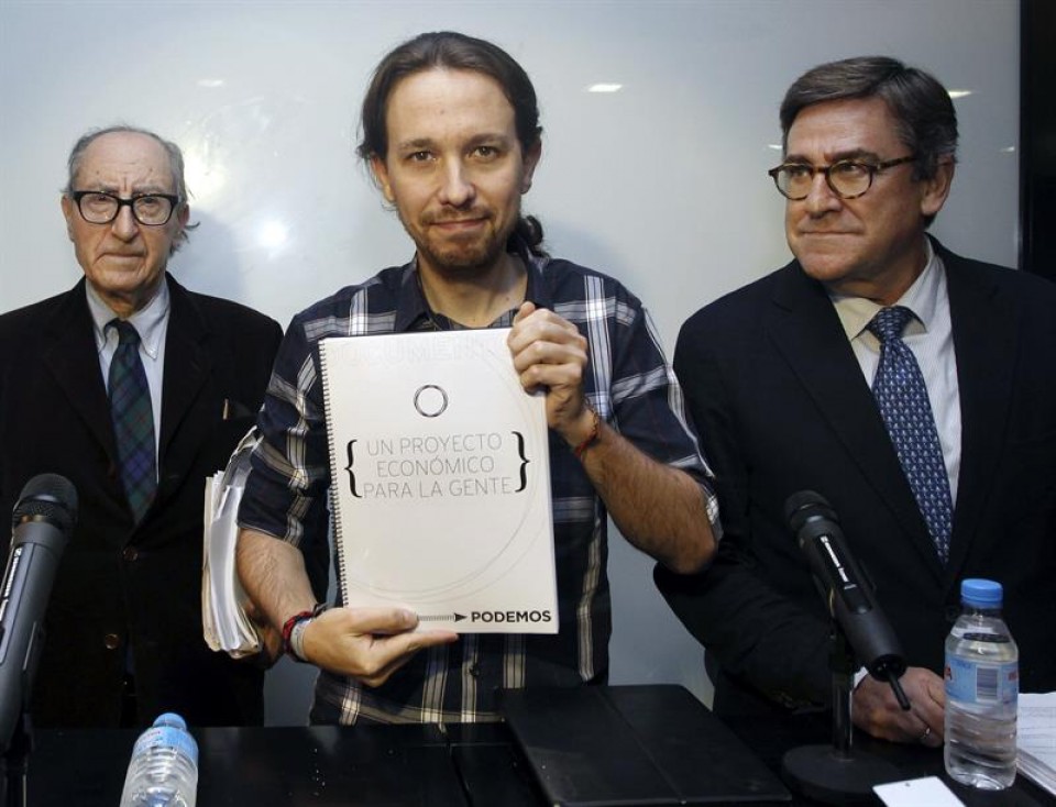 Pablo Iglesias, acompañado por los economistas Vincenç Navarro (i) y Juan Torres (d). EFE