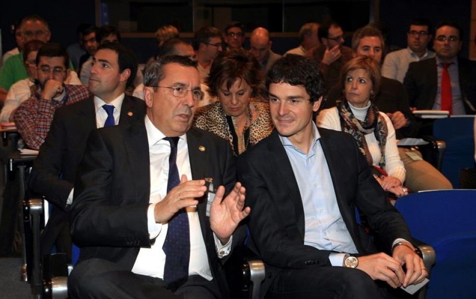 El saliente José Luis Bilbao, con el candidato del PNV, Unai Rementeria. EFE.