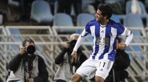 Carlos Vela enciende a la Real (3-0)