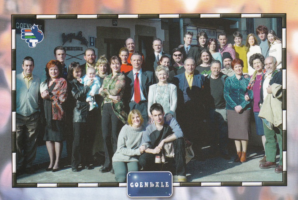 Itziar Aizpuru, “Goenkale” telesaileko antzezleekin. 1999