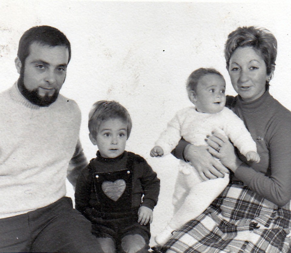 Mikel eta  Itziar, Jon eta  Itziar seme-alabekin. Getaria, 1970eko hamarkada