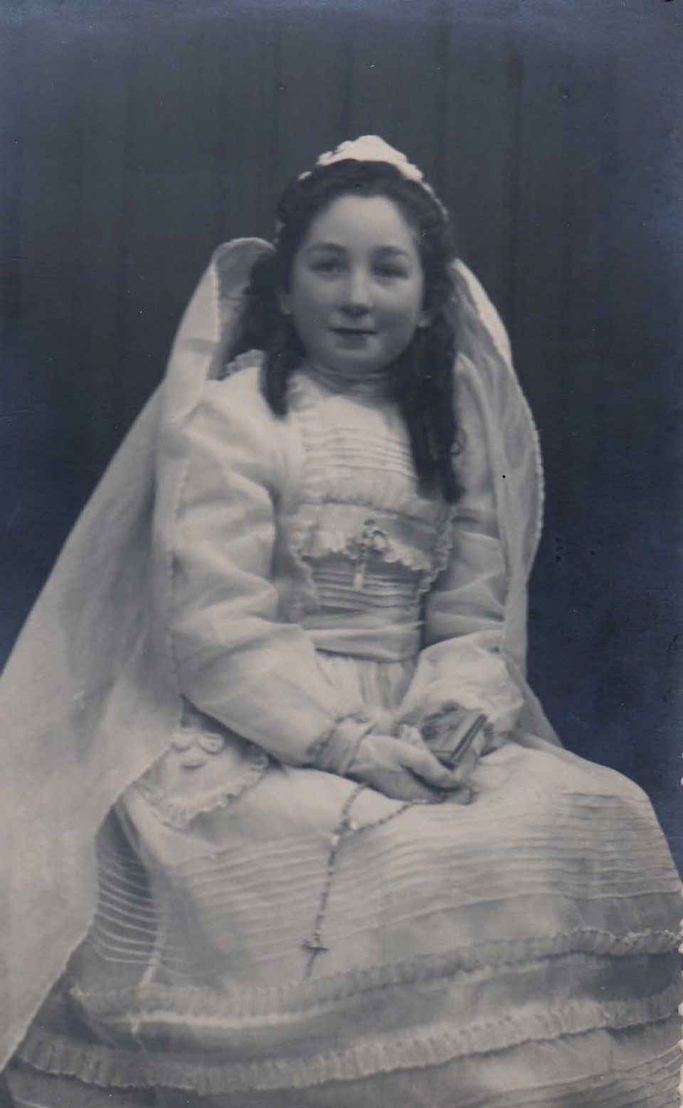 Itziar Aizpuru, lehen jaunartzean. Getaria, 1946