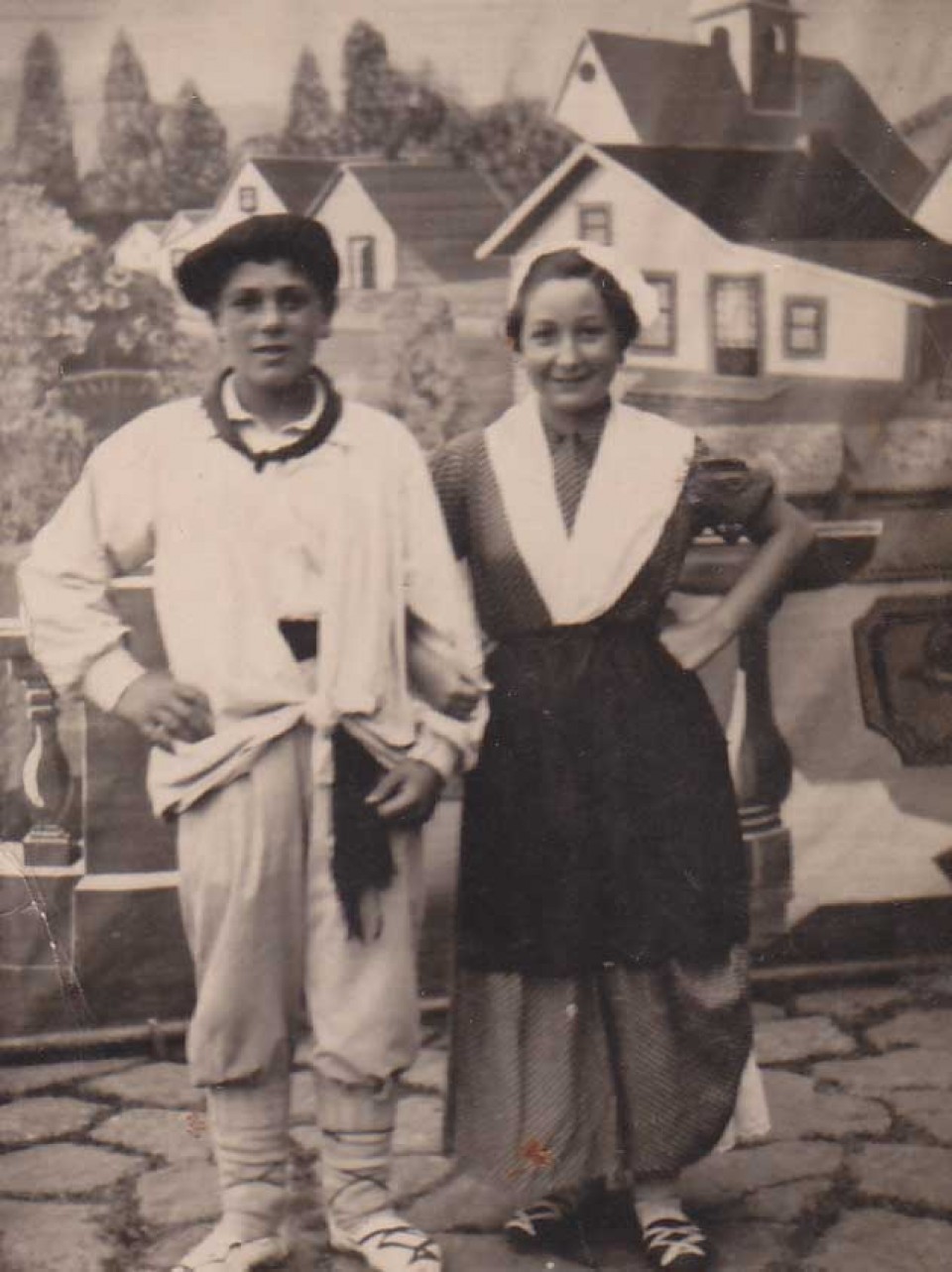 Itziar Aizpuru, lagunekin Euskal Jaietan. Getaria, 1953