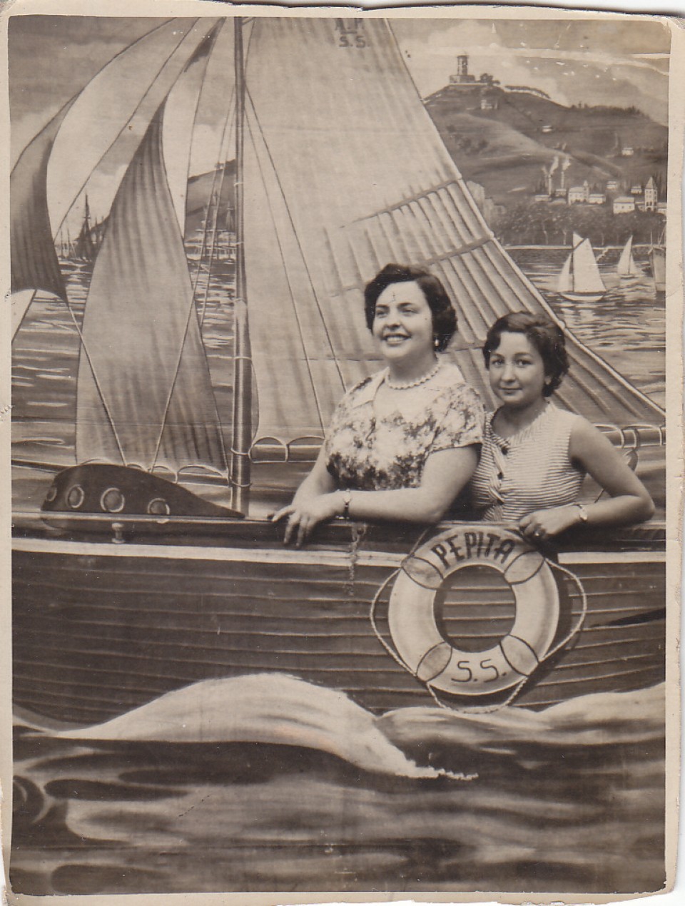 Itziar Aizpuru eta Maria Jesus Aizpurua. Getaria, 1950eko hamarkada