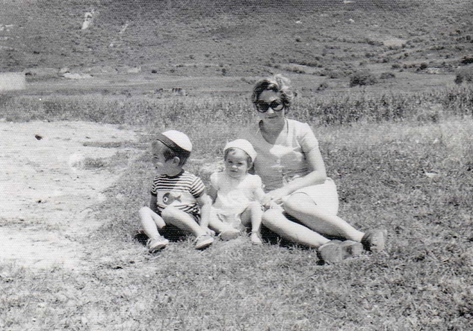 Itziar, seme-alabekin. 1970eko hamarkada