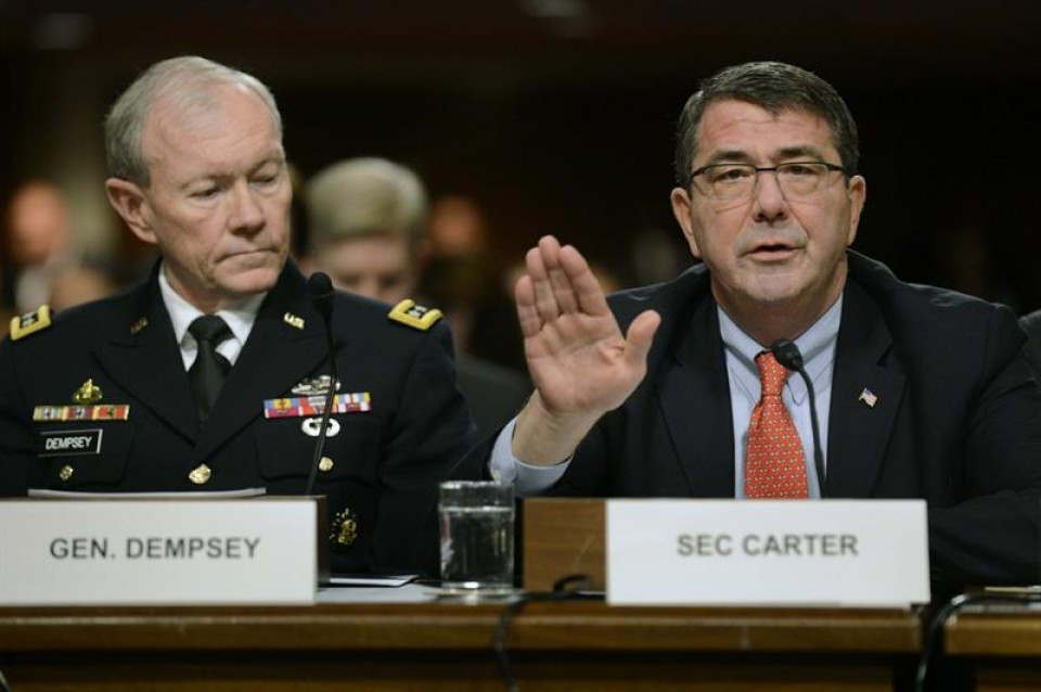 Ashton Carter AEBko Defentsa idazkariordea (ezkuinean). EFE