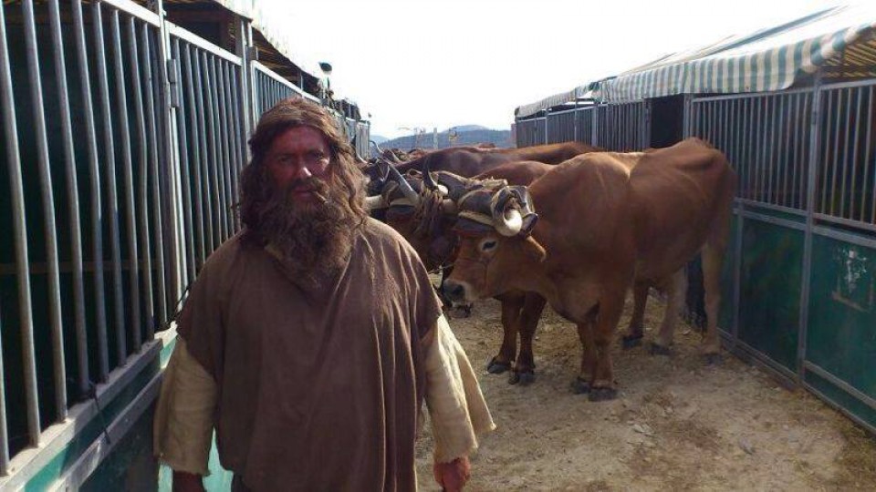 Rafa Alegría, caracterizado para la película, con los bueyes a su espalda. Foto: Amarauna Facebook