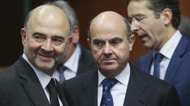 Luis de Guindos, Pierre Moscovici Ekonomia Gaietako komisario europarrarekin batera. EFE