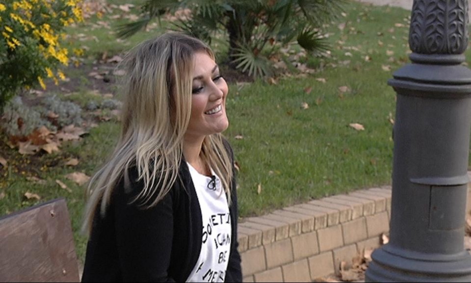 Amaia Montero, grabando un mensaje para una campaña