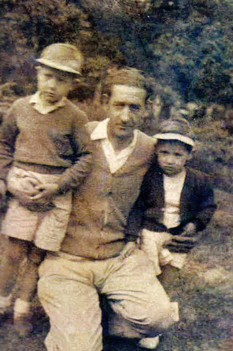 .-Miguel eta Agustin, Pepe aitarekin, San Martzialen. Bergara, 1945