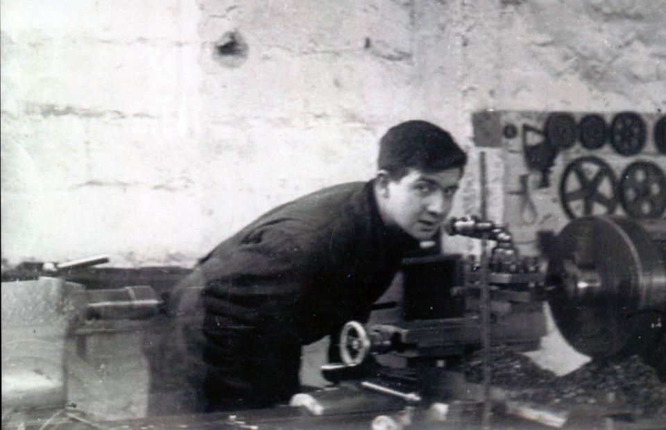 Miguel Lazpiur, aitak erositako lehen tornuarekin. Bergara, 1962