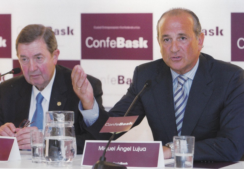 Miguel Lazpiur eta Miguel Angel Lujua, Confebasken presidentziako kargu aldaketan. Gasteiz, 2011ko uztaila 