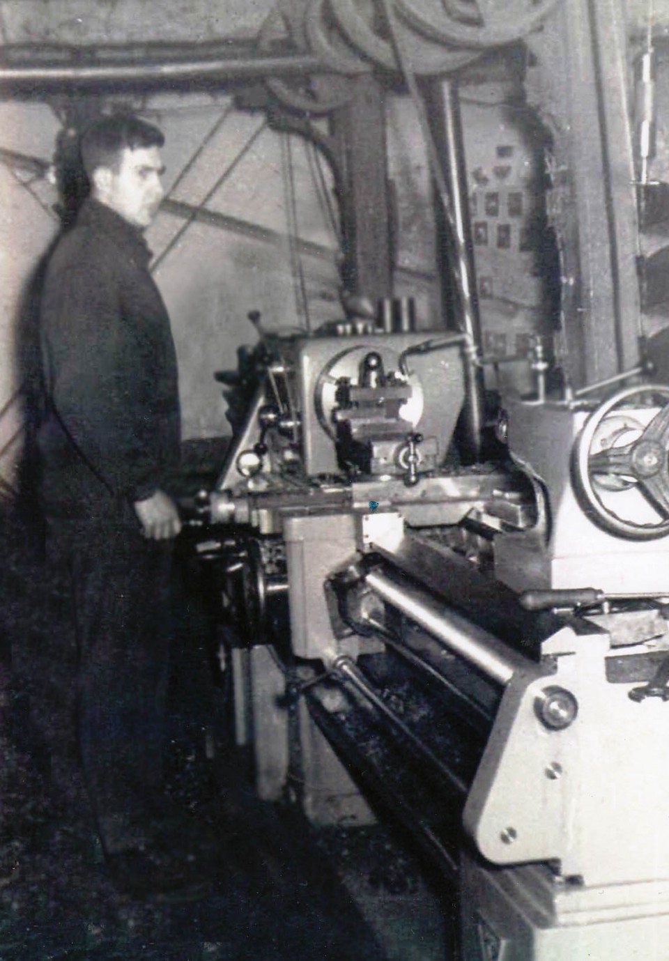 Miguel Lazpiur, 20 urterekin, aitaren enpresan erositako bigarren tornuarekin. Bergara, 1962