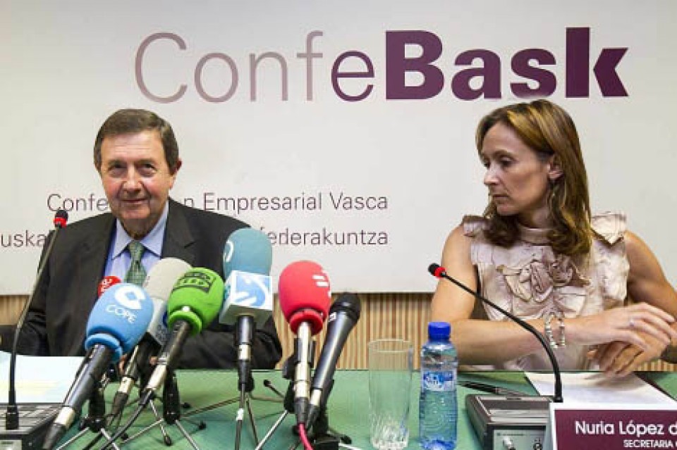 Miguel Lazpiur eta Nuria Lopez de Guereñu Confebaskeko idazkari nagusi ohia,  patronalaren prentsaurrekoan. Bilbo, 2011