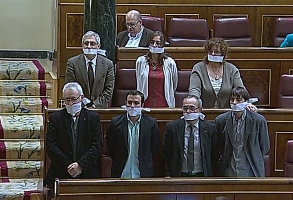 Izquierda Pluraleko zazpi diputatuak mozalarekin Kongresuan. Argazkia: EFE