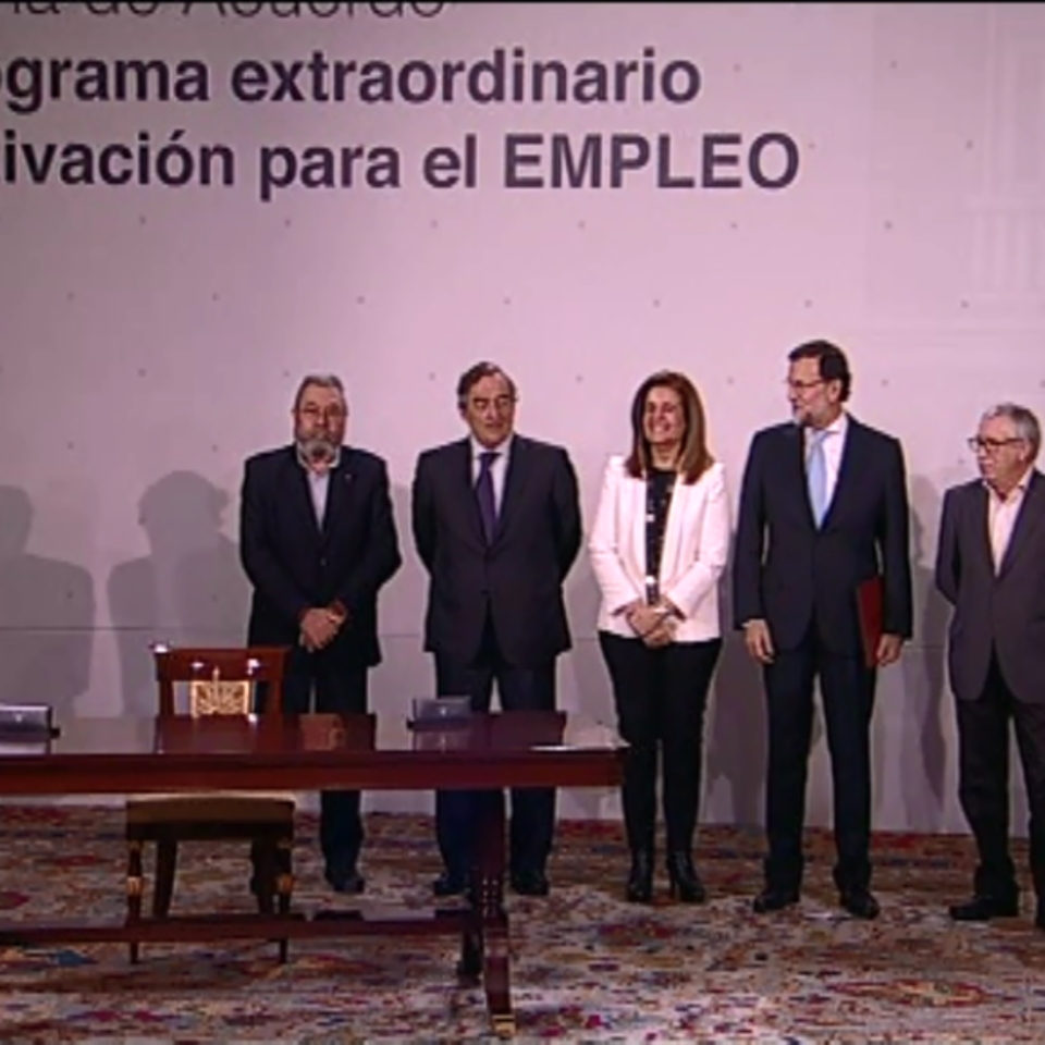 Rajoy firma con sindicatos y empresarios la nueva ayuda para parados