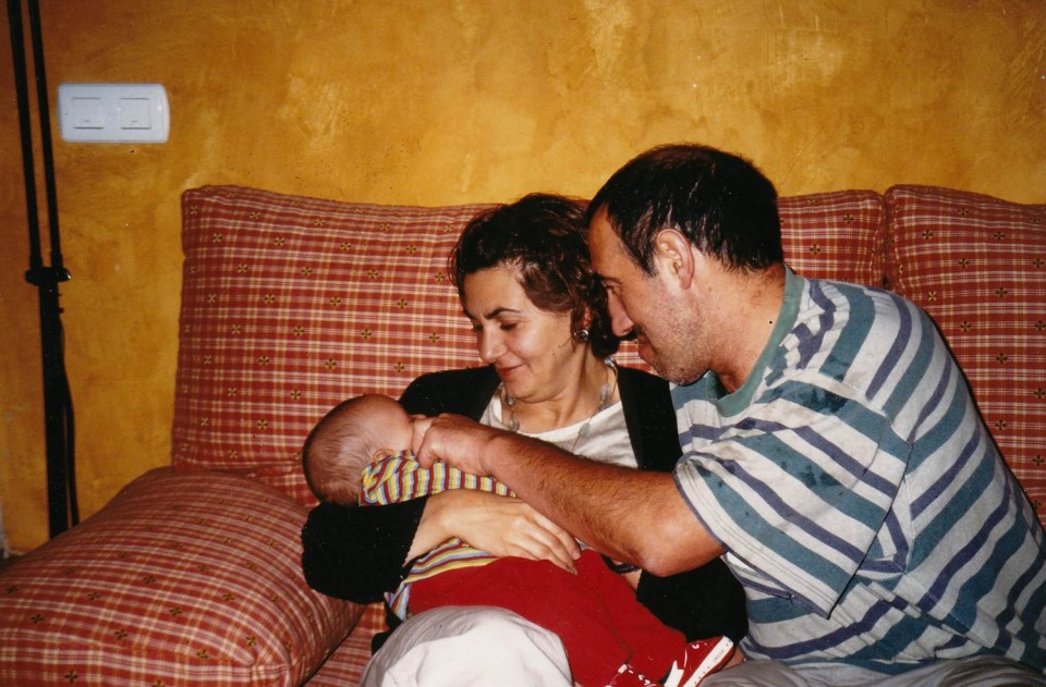 Juanjo San Sebastian eta Violeta Lopez, Jon semearekin. Aretxabaleta, 1999