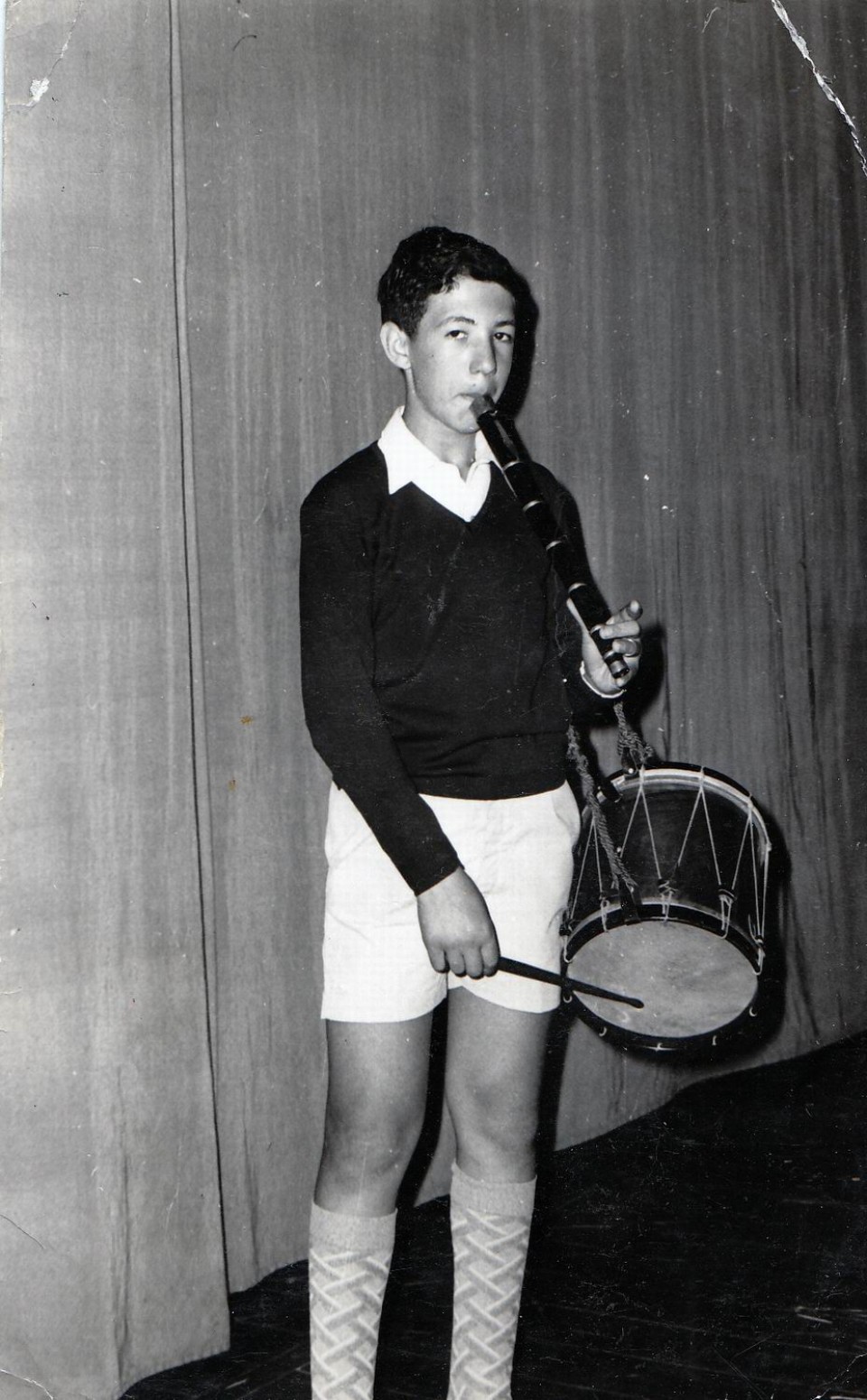 Juanjo San Sebastian, txistua jotzen Dindirri taldean zegoen garaian. Bilbo, 1968