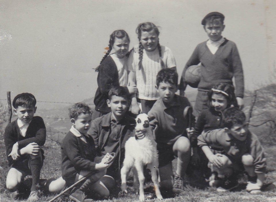 Juanjo San Sebastian, lagunekin Iturritxualde mendian. Bilbo, 1960ko hamarkada