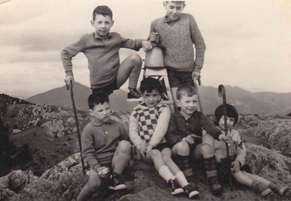 Juanjo San Sebastian, lagunekin. Pagasarri, 1960ko hamarkada