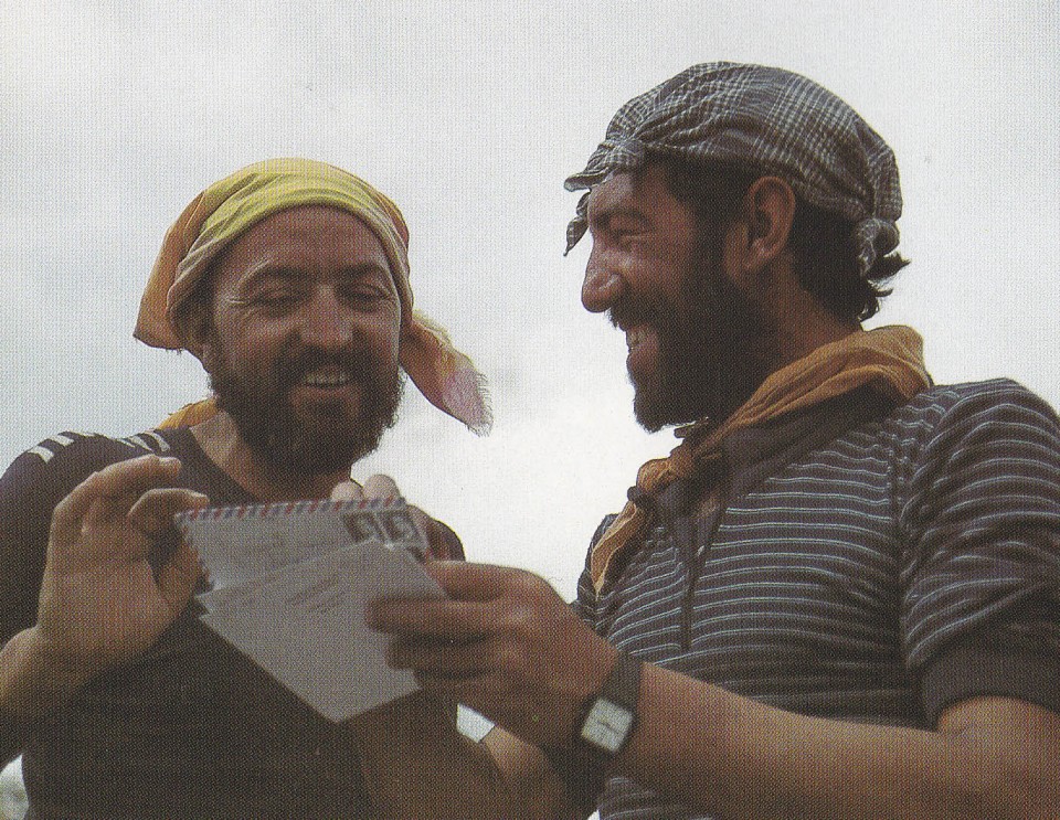 Sebastian Alvaro eta Juanjo San Sebastian, posta irakurtzen, Broad Peakeko espedizioan. 1986