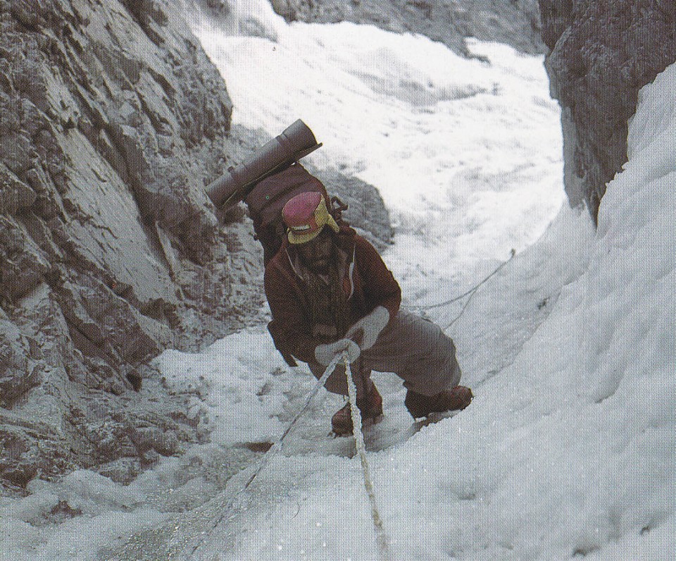 Juanjo San Sebastian, soka finko eta izoztuetatik igotzen, Broad Peakeko espedizioan. 1986