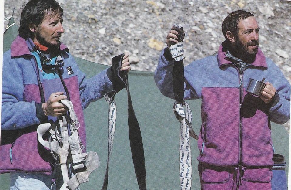 Atxo eta Juanjo, arabarrak arnesekin egindako soka luzea erakusten. Shisha Pangma, 1990