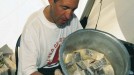 Juanjo San Sebastian, preparando bacalao al pil-pil en Dhaulagirin, 1998 title=