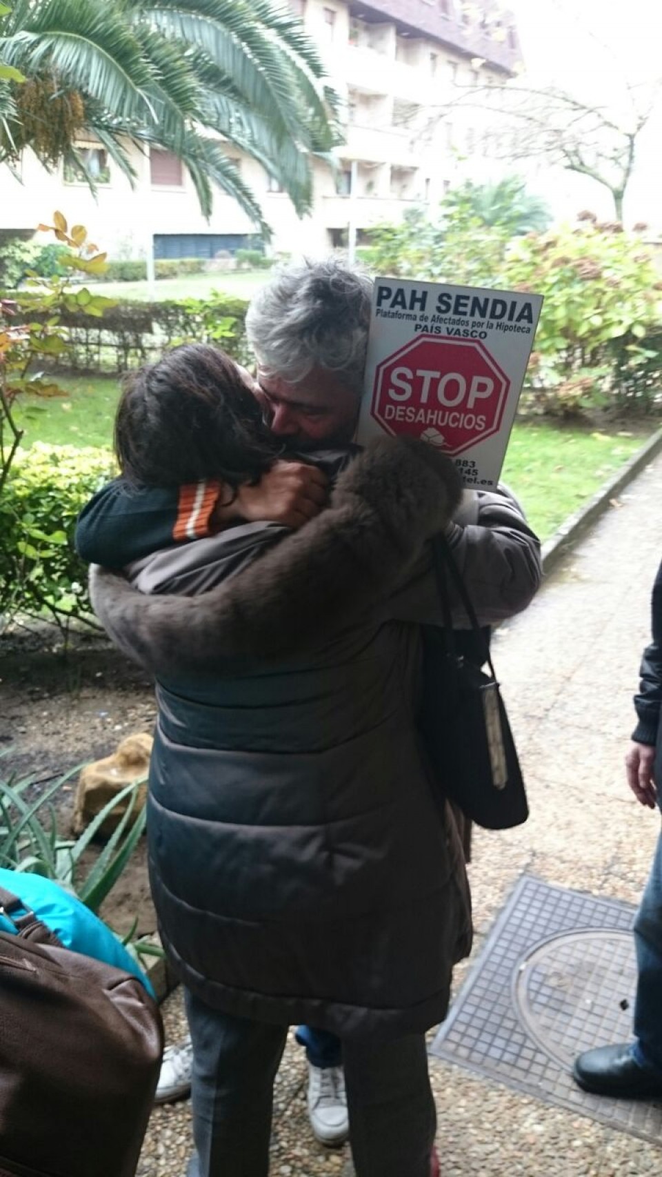La representante de PAH Sendia abraza al algortarra que iba a ser desahuciado. Foto: eitb.eus
