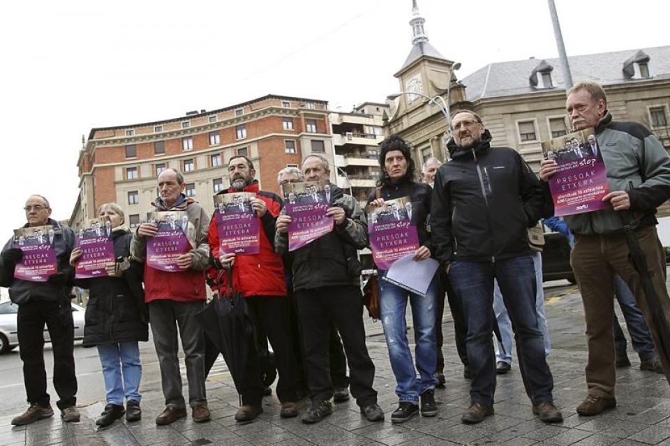 Espainiako Gobernuak Nafarroan duen ordezkaritzaren atarian egindako protesta. Irudia: EFE