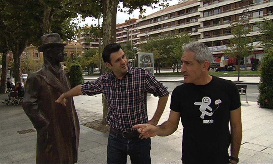 Iñaki López y Jon Sistiaga visitan la estatua de Pío Baroja
