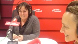 Muguruza charla con la doctora Sonia Garate