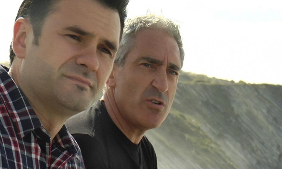 Iñaki López y Jon Sistiaga miran al horizonte en un acantilado