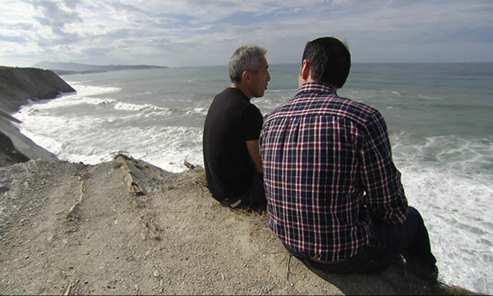 Iñaki López y Jon Sistiaga miran al horizonte en un acantilado