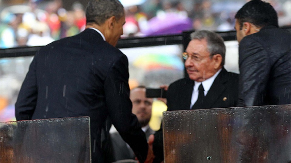 Barack Obama eta Raul Castro, Nelson Mandelaren hiletan. EFE