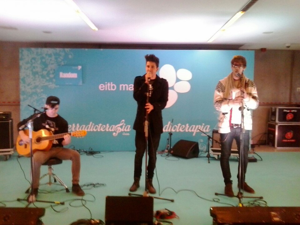 El trío Random actúa enl maratón solidario