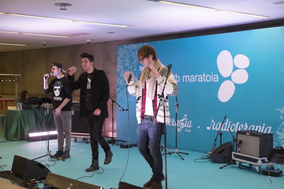 El trío Random actúa en el maratón solidario