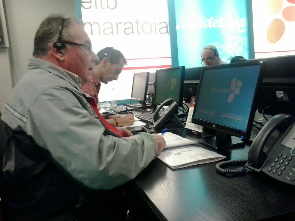 Pello Zabala en el call center del maratón de EiTB