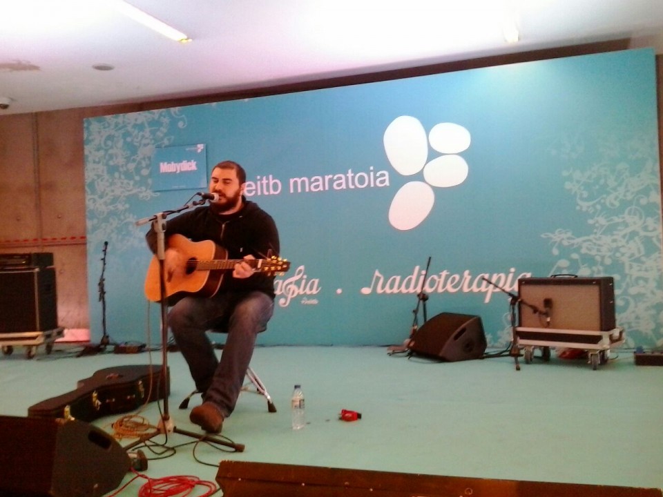 Actuación en directo de Mobydick, con Eneko Burzako