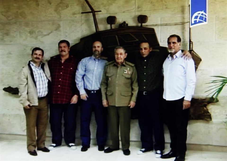 Raúl Castro, con los tres agentes cubanos liberados. EFE.