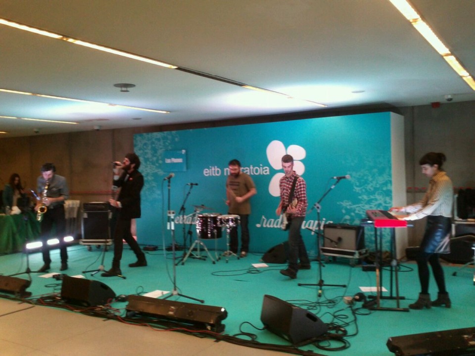 Actuación del grupo vizcaíno Los Plomos en el maratón musical